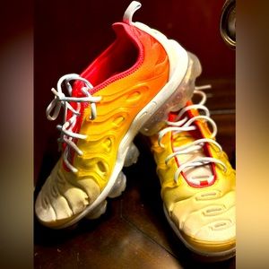 I’m selling these cool Nike shoes because they just do not fit me